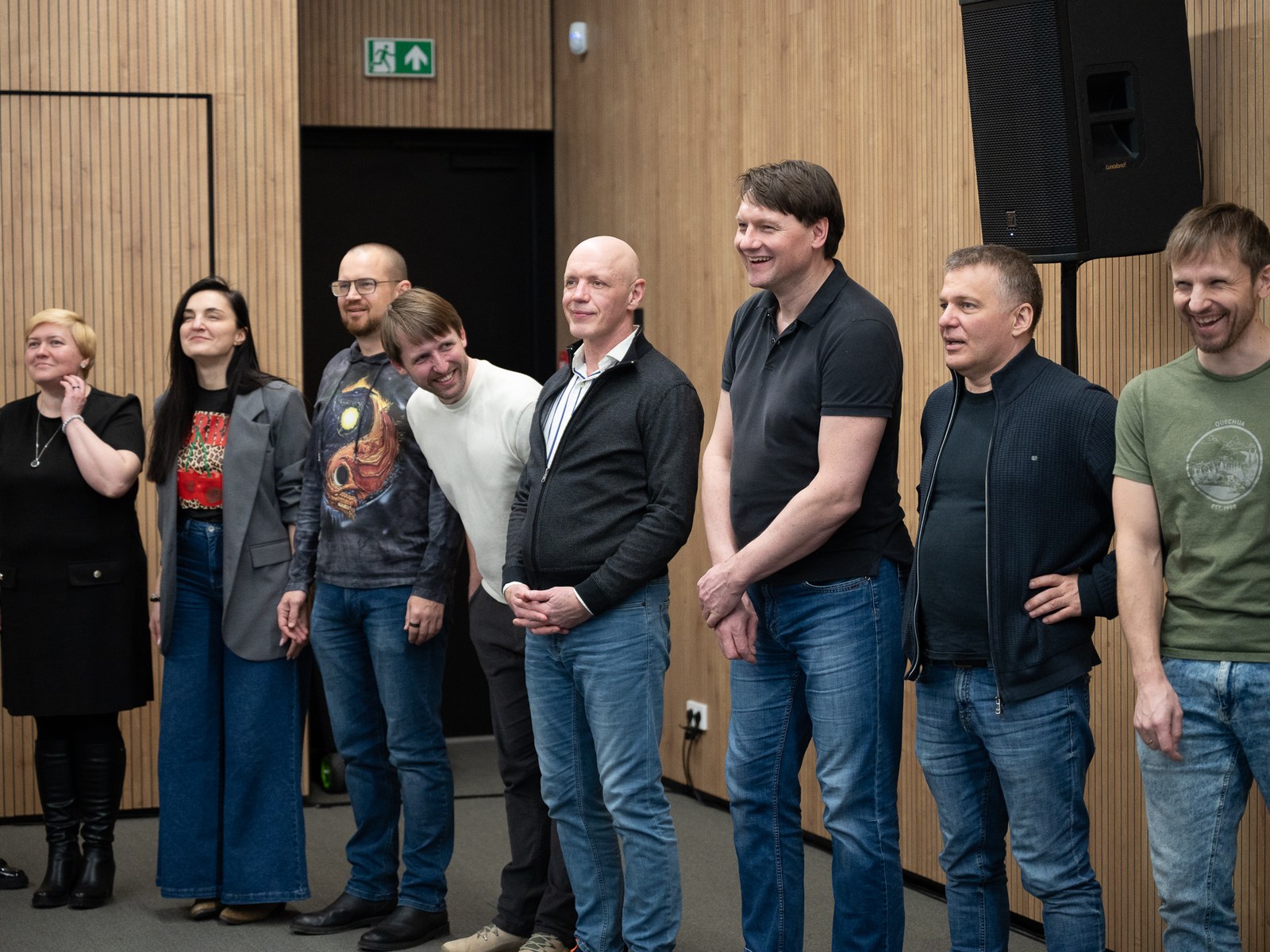 Į Save instruktorių ir dalyvių grupė gyvame renginyje